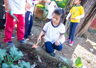 A young girl explores the classroom garden at EMEI Ignacio in São Paulo.